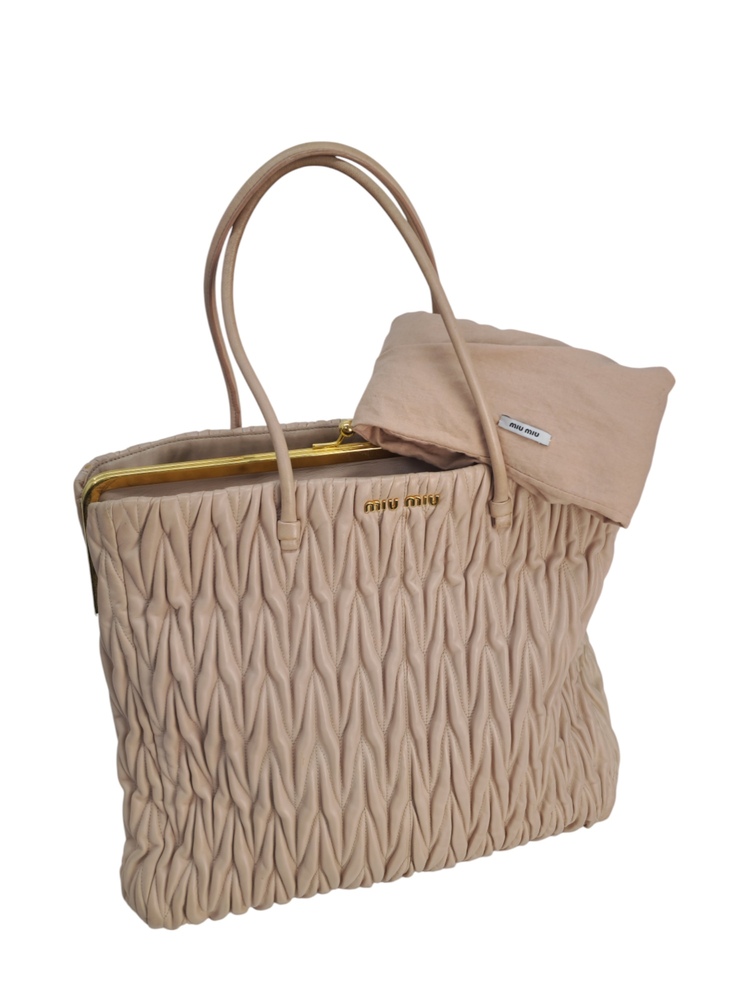 Miu Miu Borsa Tote in pelle goffrata Rosa - immagine 12