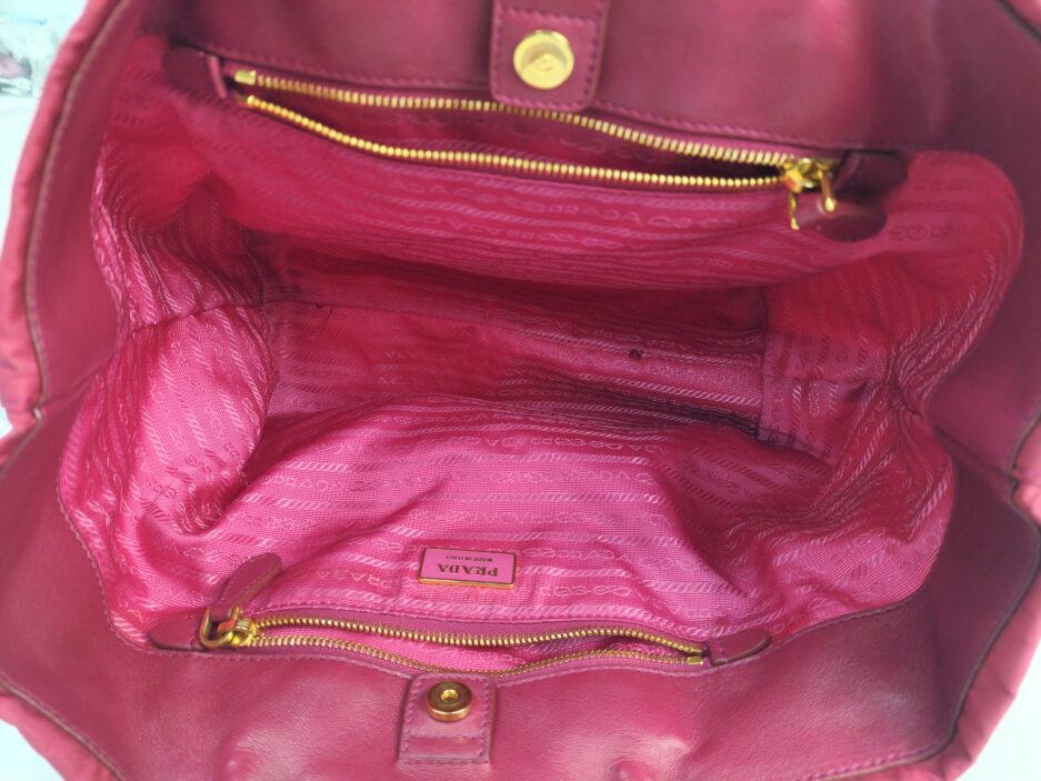 Prada borsa in nylon di colore fucsia - immagine 2