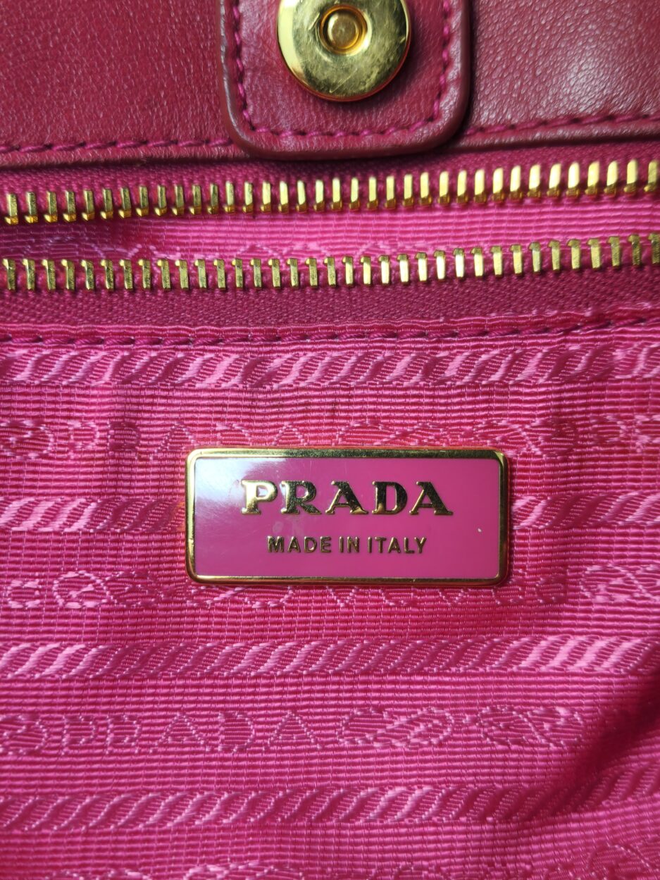 Prada borsa in nylon di colore fucsia - immagine 15