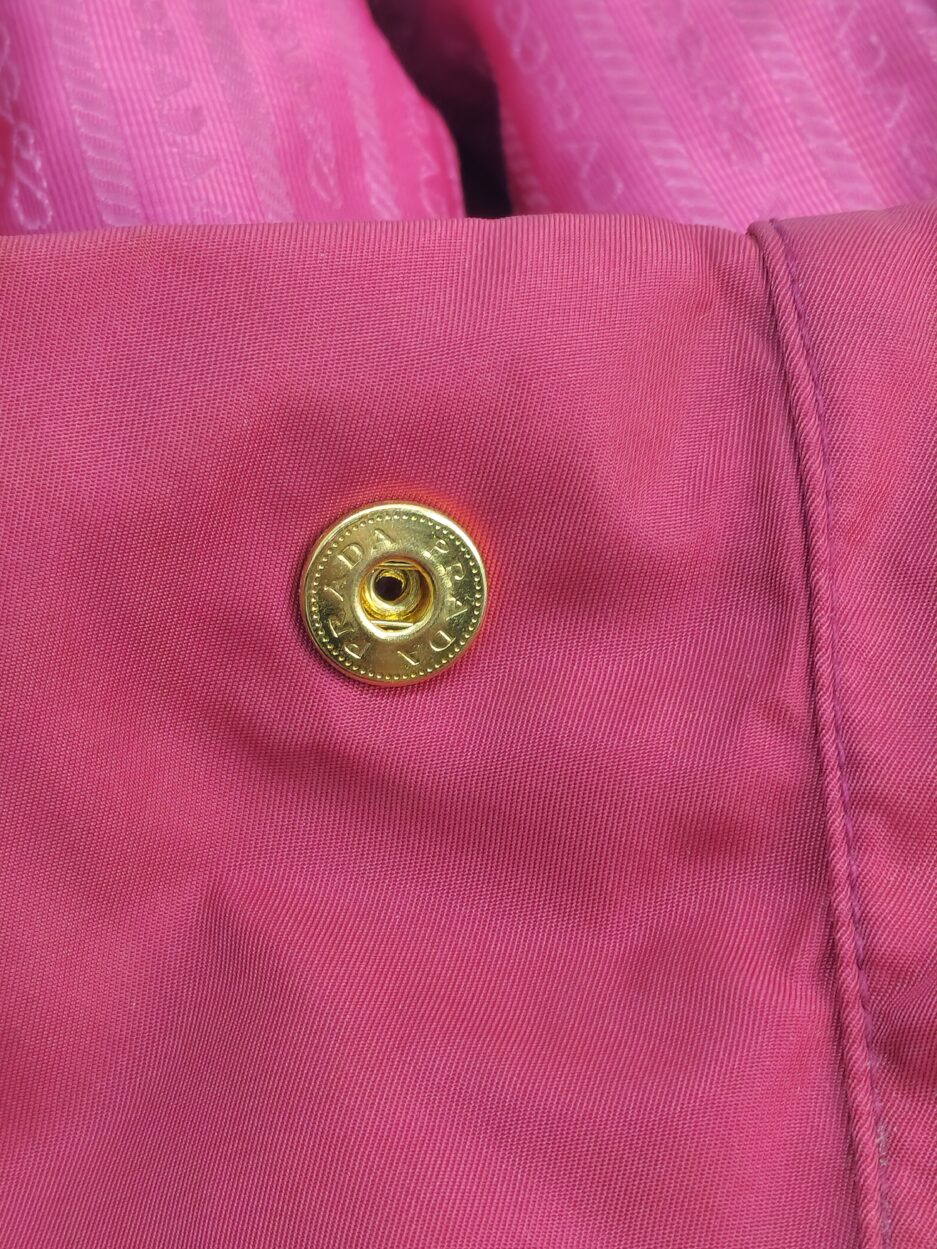 Prada borsa in nylon di colore fucsia - immagine 13