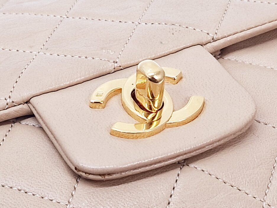 Chanel Timeless Classic Flap color biscotto - immagine 11