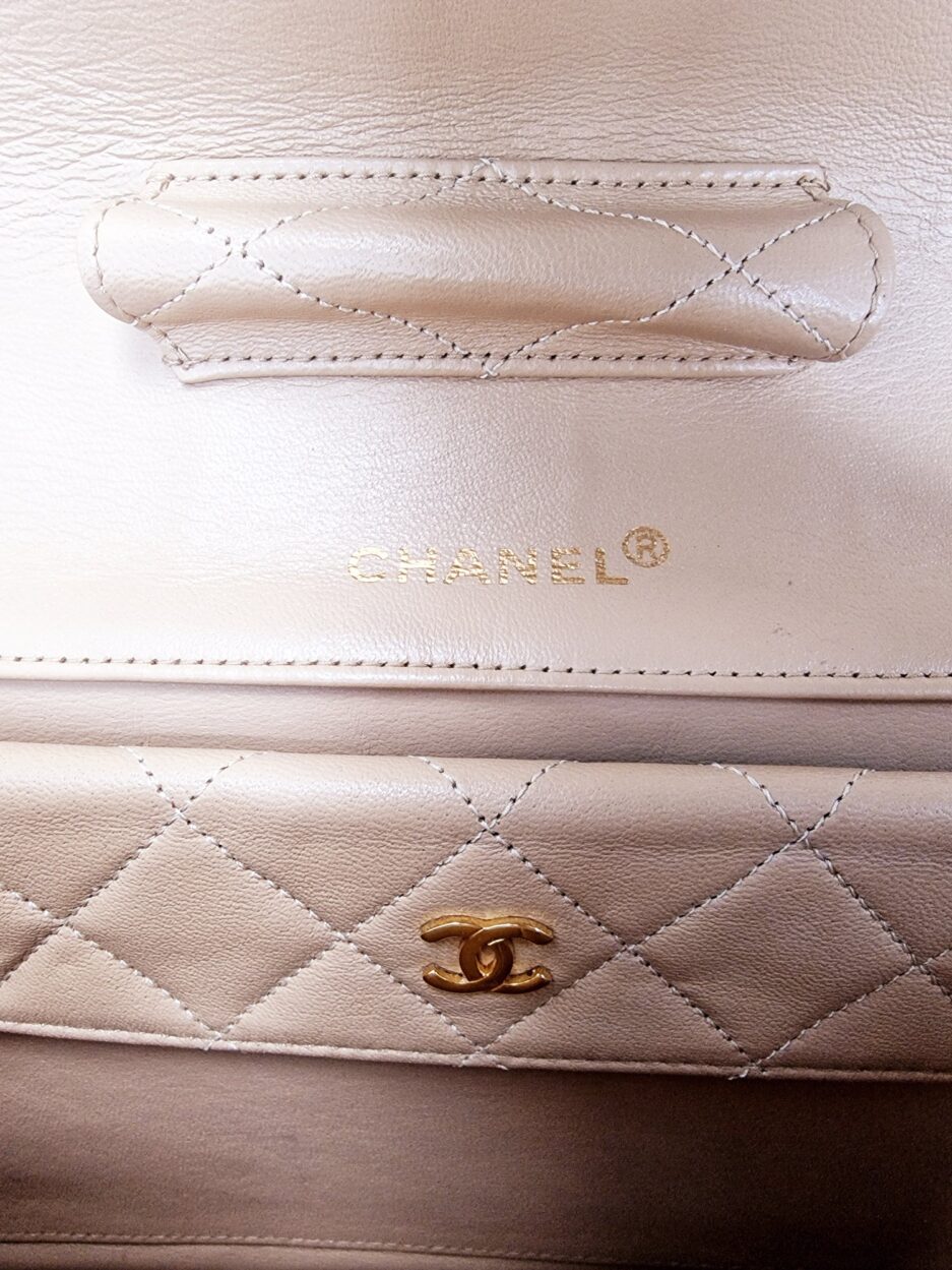 Chanel Timeless Classic Flap color biscotto - immagine 14